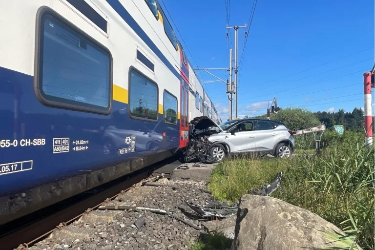 Unfall in Hinwil ZH - S-Bahn kollidiert auf Bahnübergang mit Personenwagen