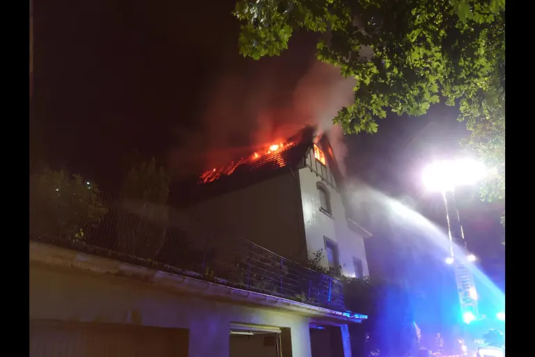 Gewitter in Schalksmühle – Dachstuhlbrand durch Blitzschlag - Hund gerettet