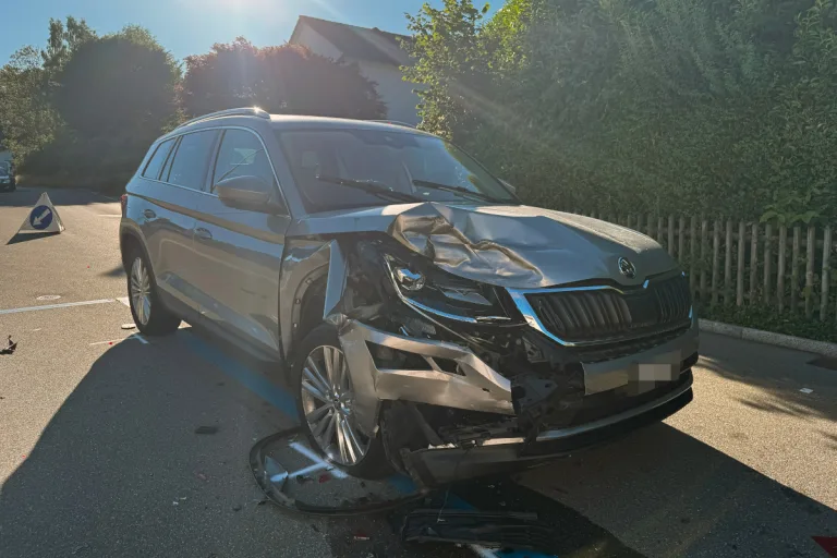 Stadt St.Gallen – Grosser Sachschaden bei Unfall mit geparktem Auto
