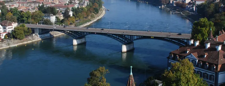 Basel Stadt - Frau von der Wettsteinbrücke gestürzt