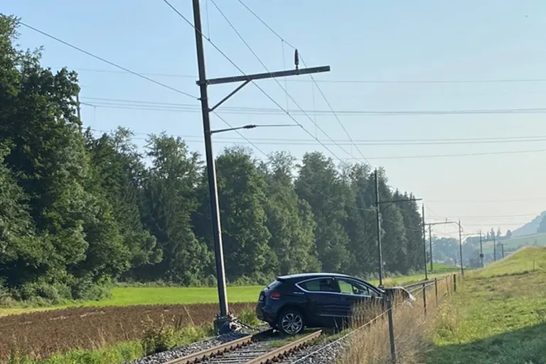 Niederscherli BE – Verunfalltes Auto blockiert Gleis