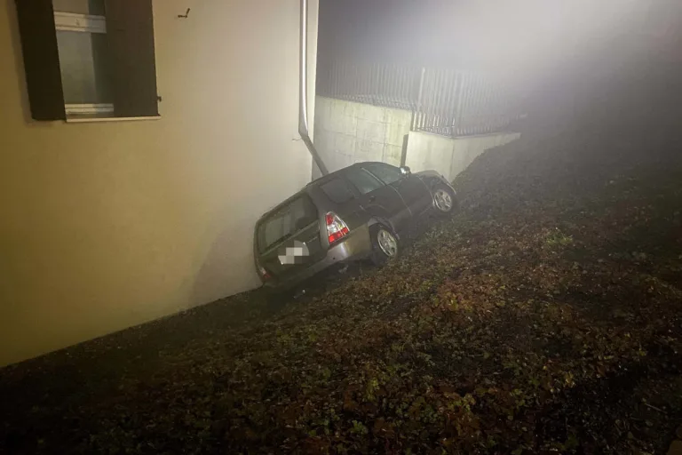 Rottenschwil AG –  Bei Selbstunfall mit Hauswand kollidiert
