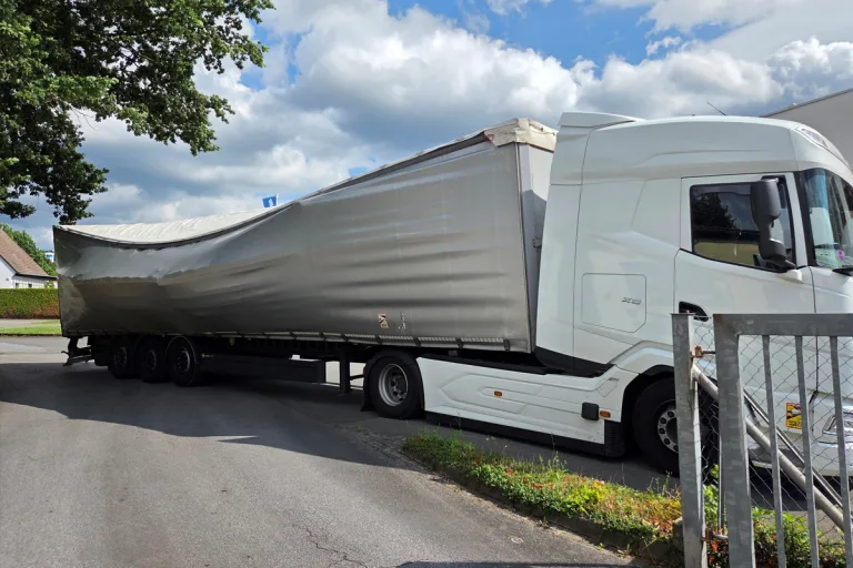 Holzminden NI – Gefahr durch verrutschte Ladung auf Sattelzug