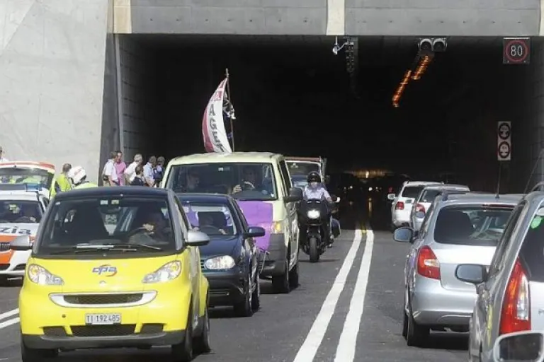 Lugango TI - Heftige Frontalkollision im Tunnel fordert  vier teils schwer  Verletzte