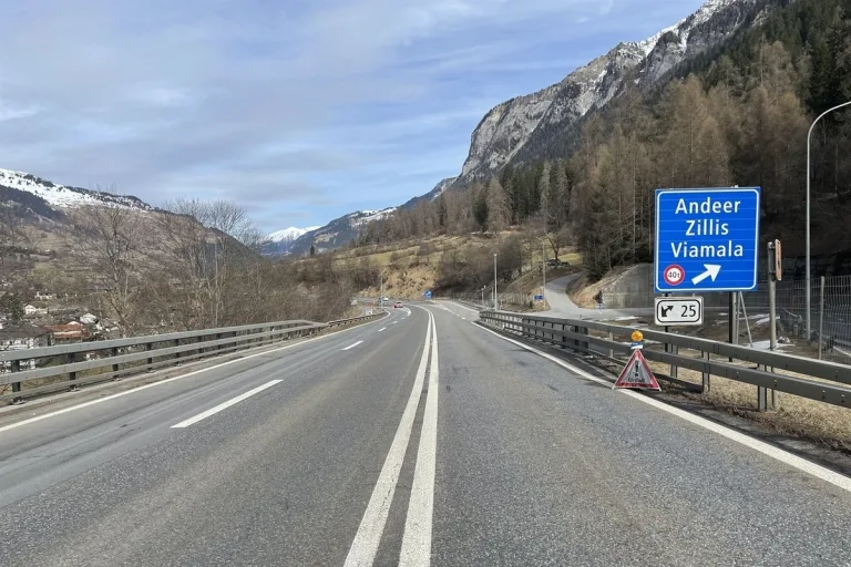 Unfall in Andeer/A13 GR  - Mini Cooper überholt trotz Überholverbot 