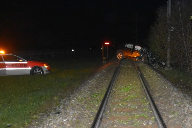 Fahrunfähig in Jenaz GR verunfallt und auf Bahngleis der RhB zum Stillstand gekommen