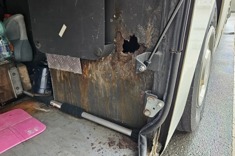 Neuhausen a./Rhf. SH - Reisebus mit gravierenden Durchrostungen stillgelegt 