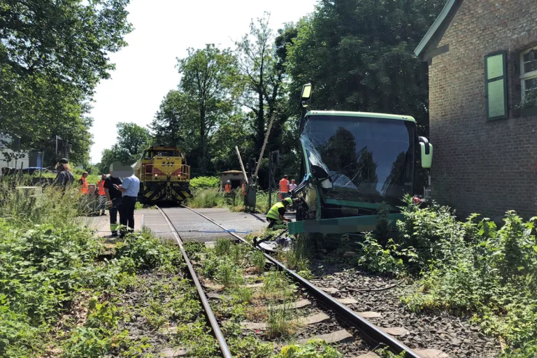 Unfall heute in Ratingen - Güterzug erfasst Reisebus