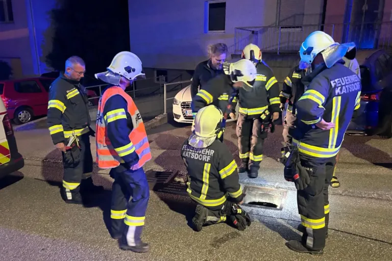 Katsdorf – Fußgänger bleibt kopfüber im Kanal stecken