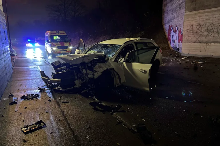 Buchs AG - Autofahrer kracht heftig gegen eine Betonwand - Schwer verletzt im Spital 