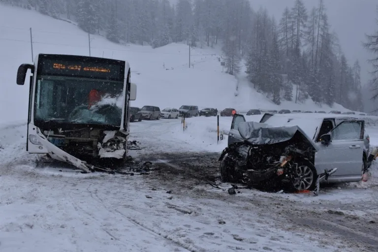 Davos-Wolfgang GR - Sechs Verletzte und eine gesperrte Strasse nach Unfall