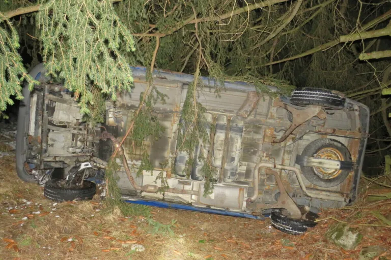 Mollis GL - Auto rutscht steilen Hang hinunter