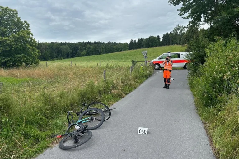 Maur ZH - Frontalkollision zwischen zwei Rennvelofahrern