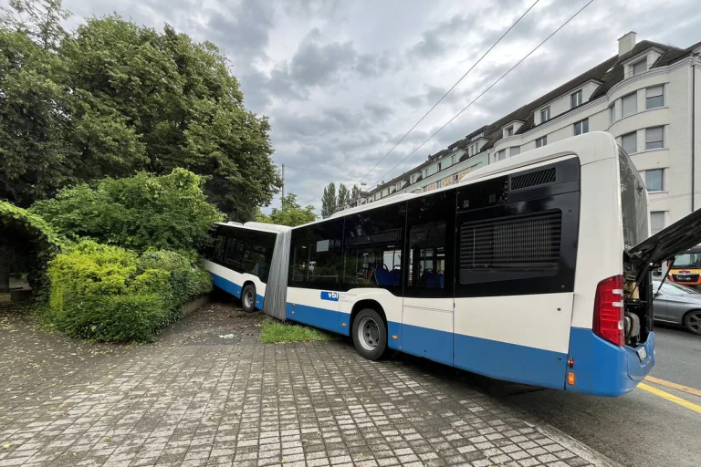 Stadt Luzern - Chauffeuse erleidet gesundheitliches Problem am Steuer 