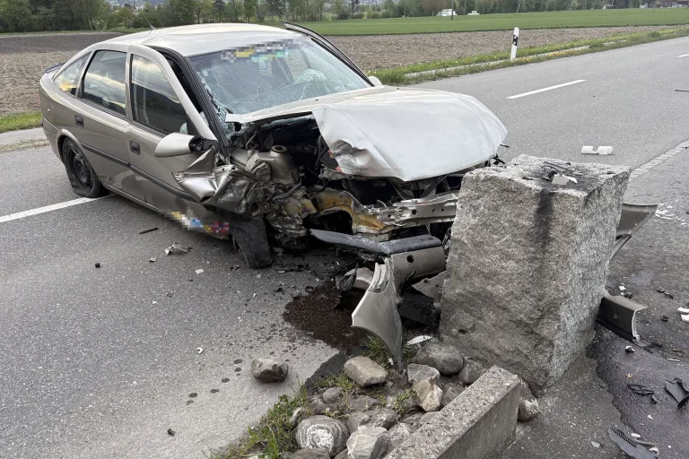 Betrunkene Mutter baut in Montlingen SG Unfall – 4-jähriges Kind im Auto
