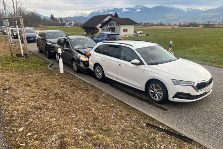 Rapperswil-Jona SG – Zwei Personen bei Auffahrkollision verletzt