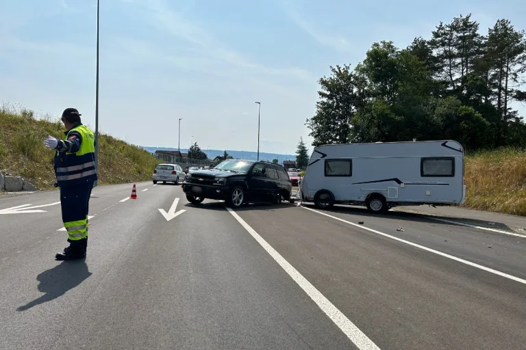 Obfelden ZH - Person nach Unfall auf Umfahrungsstrasse verletzt