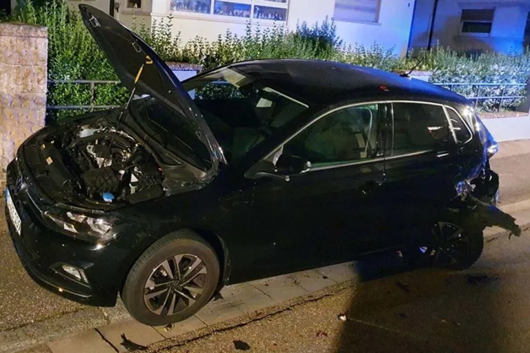Neustadt an der Weinstraße - Frau mit 3,21 Promille und ohne Führerschein beschädigt parkende Autos!