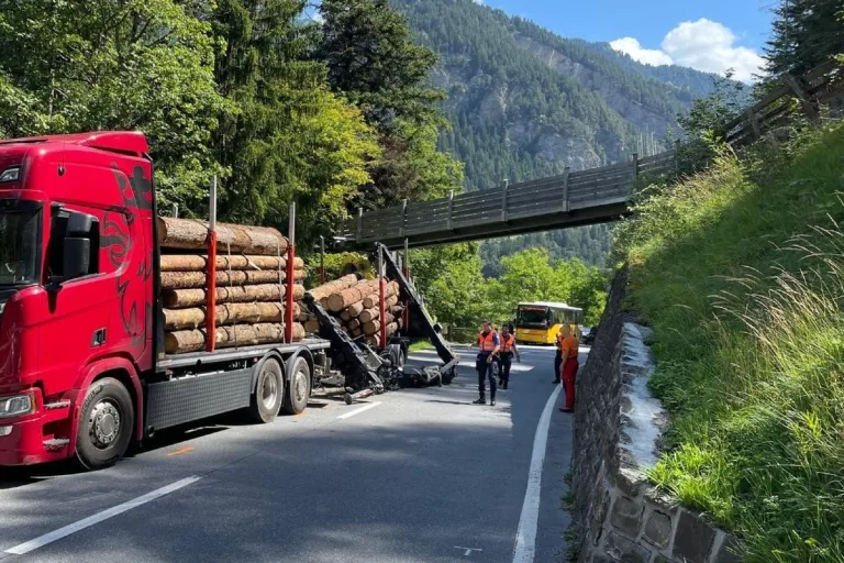 Sils. i.D. GR -  Holztransporter beschädigt Viehüberführung - Strasse musste gesperrt werden