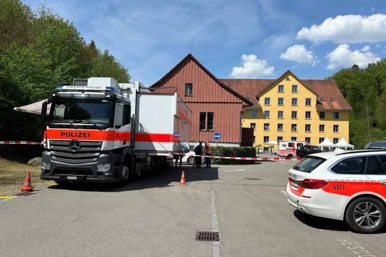 Effretikon ZH - Grosseinsatz der Polizei in einer Liegenschaft