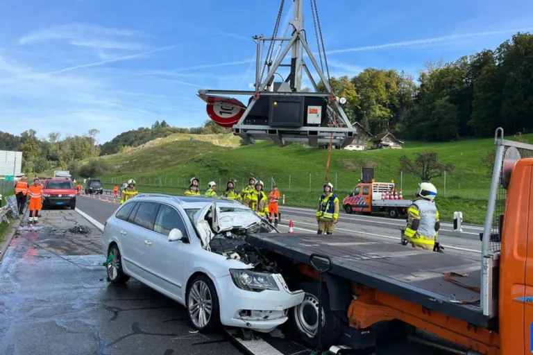 A8 Sarnen OW – Heftige Kollision mit Baustellenfahrzeug auf der Autobahn