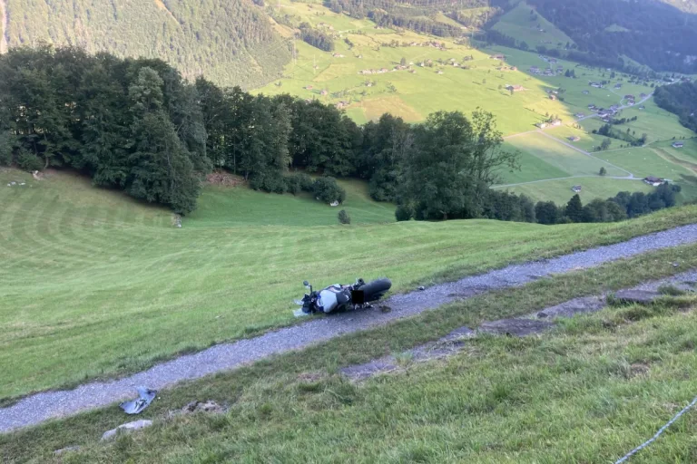 Linthal GL - Tödlicher Verkehrsunfall auf der Klausenpassstrasse