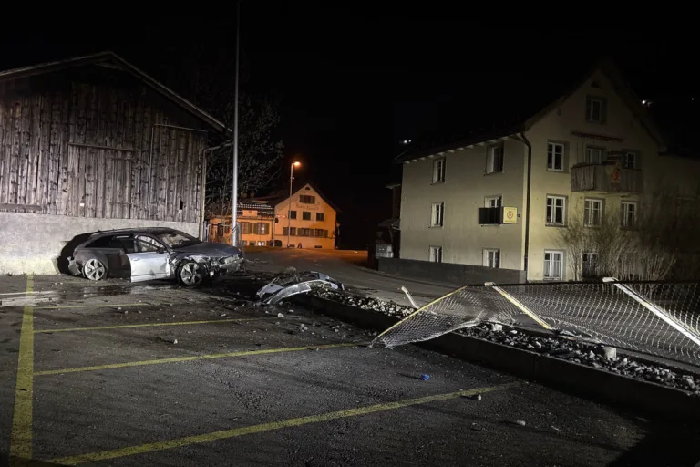 Unfall in Näfels GL – Auto prallt gegen mehrfach gegen Mauer
