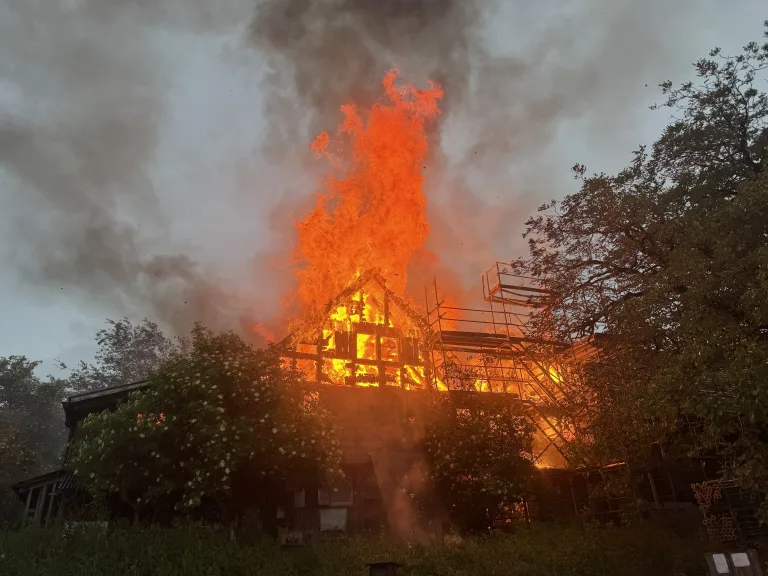 Niederglatt SG – Blitzeinschlag löst Scheunenbrand aus
