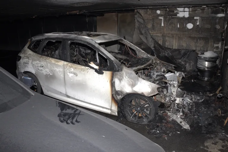 Domat/Ems GR – Auto brennt in Tiefgarage