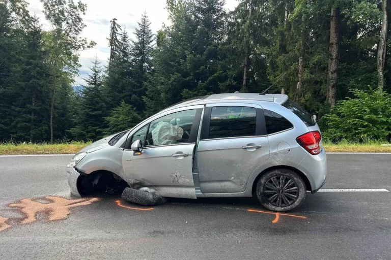 Berneck SG – Auto prallt bei Unfall gegen Mauer