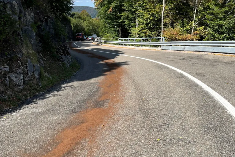 Col des Rangiers JU – Mehrere Rollerfahrer stürzen auf Ölspur