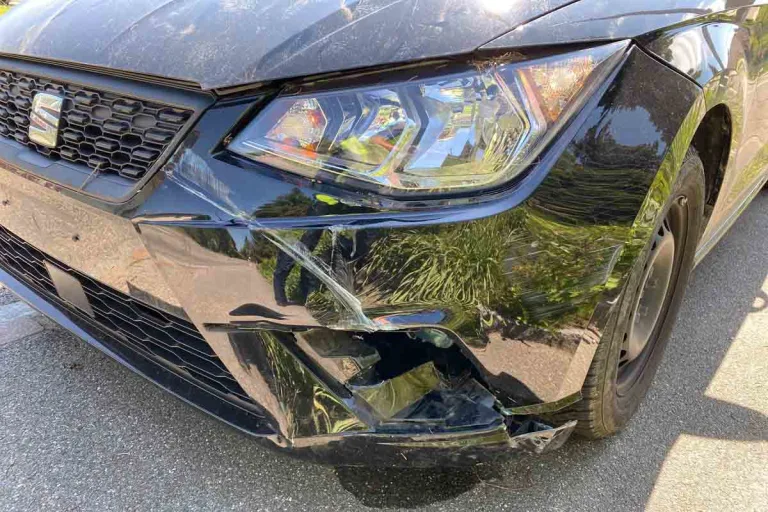 Dintikon AG - Lieferwagenlenkerin nach Unfall gesucht