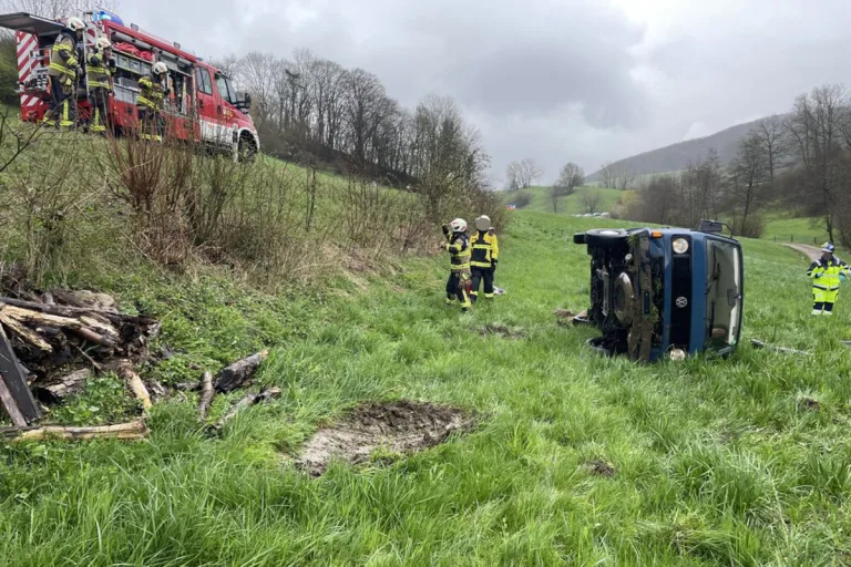 Densbüren AG - Auto stürzt bei Unfall Abhang hinunter