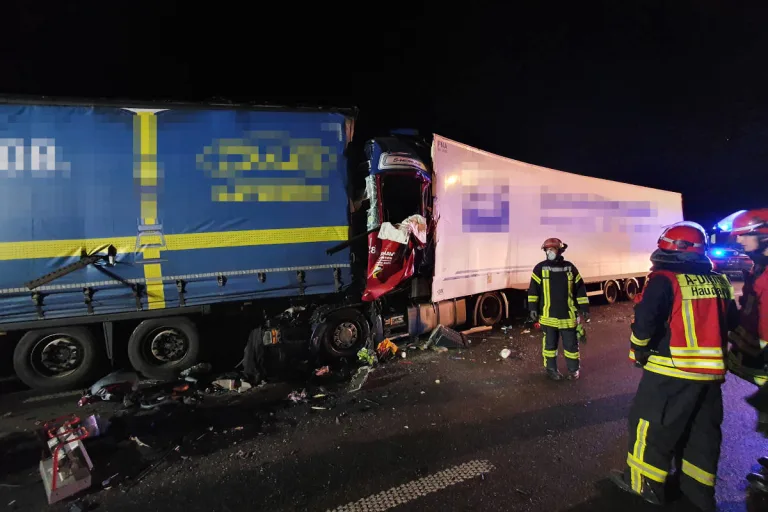 A4 Düren – LKW fährt auf Stauende auf und wird im Fahrerhaus eingeklemmt