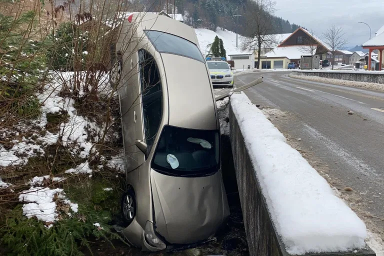Schlossrued AG – Selbstunfall wegen Glatteis
