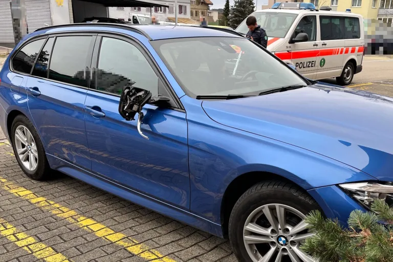 Gossau SG - Kollision mit Randleitpfosten 