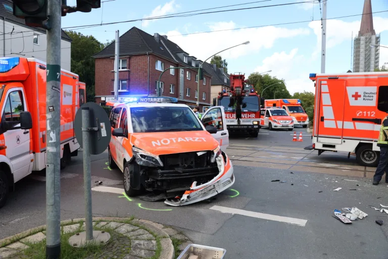 Essen-Huttrop NW - Notarzteinsatzfahrzeug in einen Unfall verwickelt 