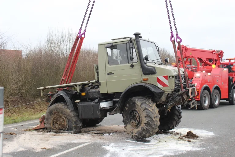Schwerer Lkw-Unfall auf der B474 in Dülmen - Fahrer kommt mit Verletzungen ins Krankenhaus