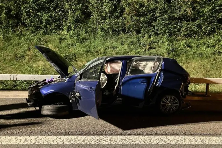 Erstfeld UR - Auto überschlägt sich bei Unfall
