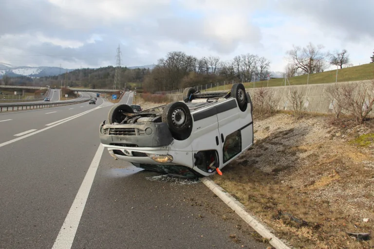 A16 Bassecourt JU – Nach Aufprall überschlagen