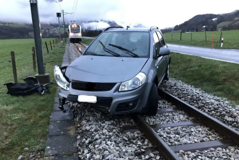 Neirivue  FR – Automobilistin landet auf den Bahngeleisen