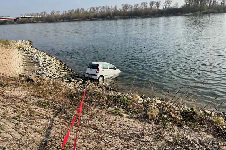Mainz - PKW mit 3 Personen rollt in den Rhein