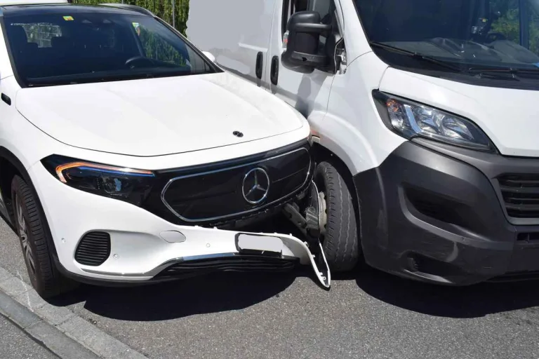 Heiden AR - 19-jähriger Lieferwagenfahrer kollidiert mit einem Auto 