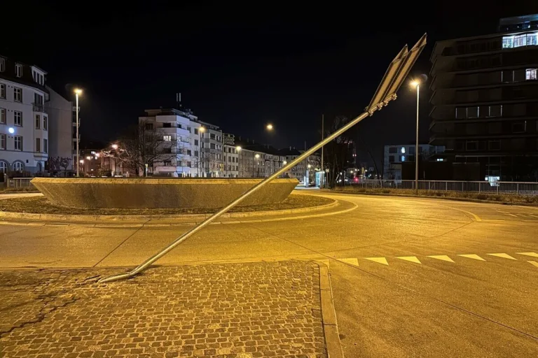 Basel - Gegen eine Signalstange gefahren