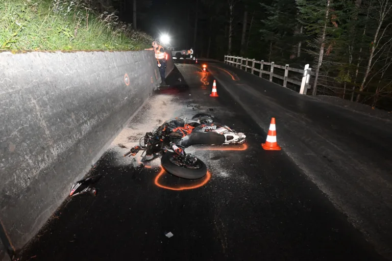 Vättis SG – Schwerer Unfall zwischen Motorrad und Geländewagen