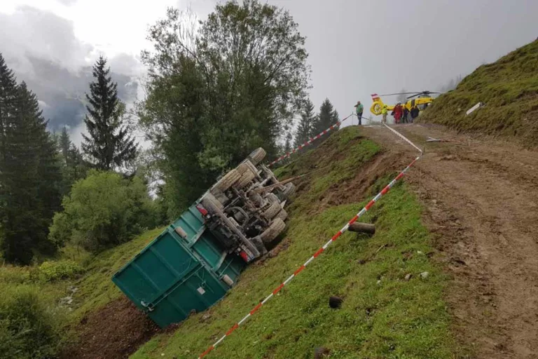 Arbeitsunfall in Kirchberg in Tirol - LKW stürzte 15 Meter ab