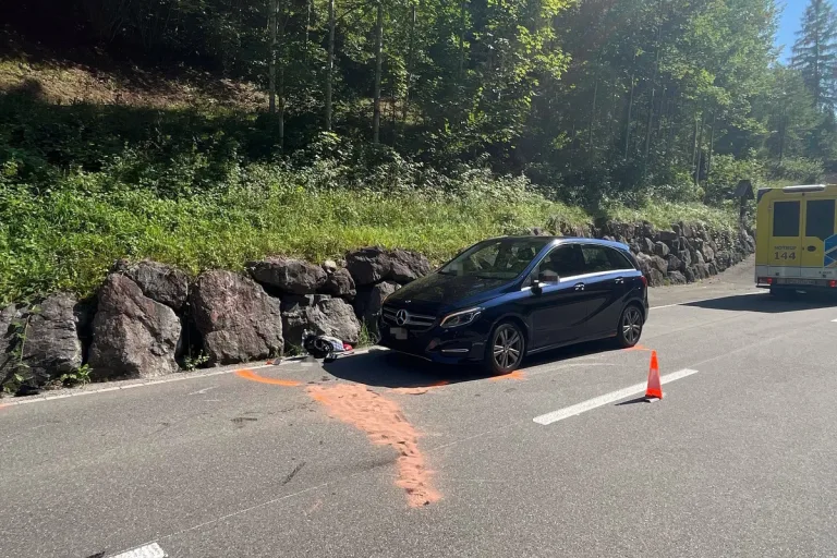 Unfall in Gähwil SG - Motorrad auf die Gegenfahrbahn geraten