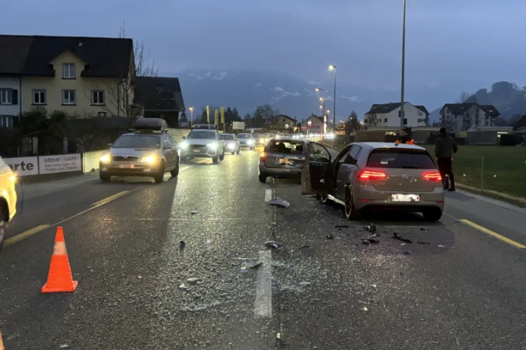 Näfels GL - Unfall wegen Spurhalteassistent