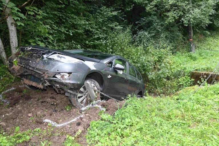 Mogelsberg SG - Nach Unfall im Bach gelandet 