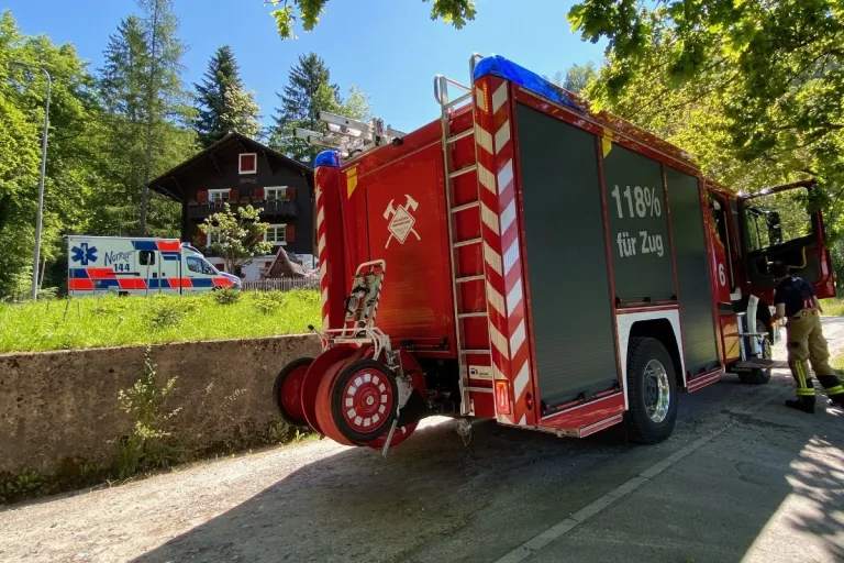 Oberwil bei Zug - Brand in Mehrfamilienhaus 